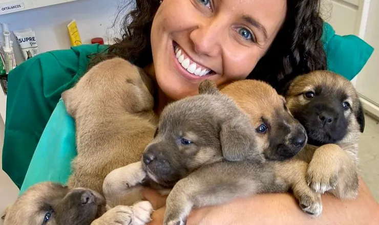 Veterinária da UNISA com filhotes no colo